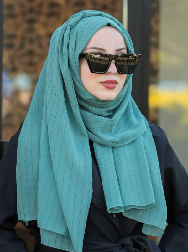 Hijab segi empat dengan motif garis-garis minimalis